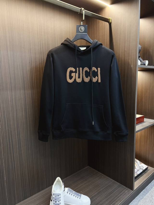 Gucci 古奇 2024秋冬 新款设计感连帽卫衣 官网同步！这款T恤极简主义设计和精美细节于一身。Oversize饰边引人联想蒂罗尔着装细节，召唤摩登新意，造