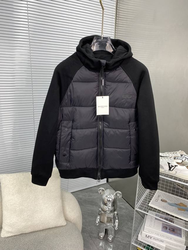 可年后 Balenciaga巴黎世家 高品质羽绒服 极度防寒 顶级设计 整件羽绒服更为型格 内里防钻绒工艺处理的非常的好，顶级五金更是客供定制的 即时尚又保暖