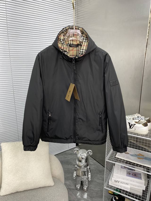 可年后 Burberry巴宝莉 高品质羽绒服 极度防寒 顶级的设计 让整件羽绒服更为型格 内里防钻绒工艺处理的非常的好，顶级五金更是客供定制的 即时尚又保暖 整 - 点击图像关闭