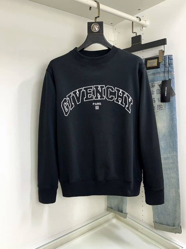 支持年后 Givenchy 纪梵希 秋季经典圆领卫衣！ 经典永不过时 细看工艺采用皮绣的工艺呈现，时尚潮流而显高档 略微宽松的版型.领口微微贴合颈部 时尚潮流 - 点击图像关闭