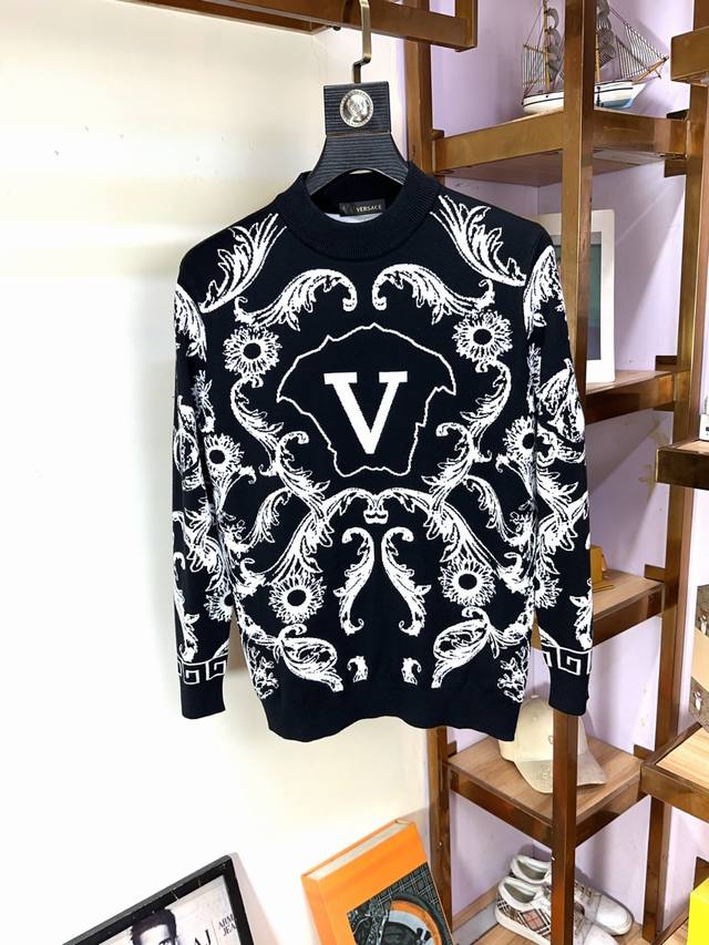 支持年后 Versace 范思哲 秋冬新品 都市风十足 经典简约大气图案设计针织毛衣。 采用进口 柔软细腻 非常舒服 。男人的衣柜都少不了基础打底 随时随地都可 - 点击图像关闭