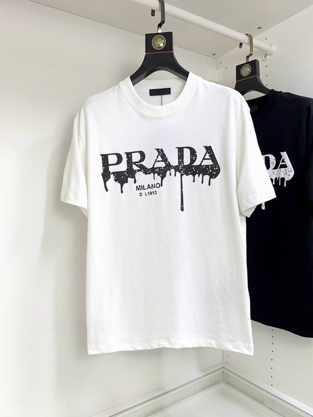 支持年后 Prada 普拉达 胖哥福音穿200斤 顶级圆领休闲短袖高级定制百搭款式 任何人都可以轻松驾驭 面料全订制工艺 胸前奢华经典品牌最新Logo设计，非常