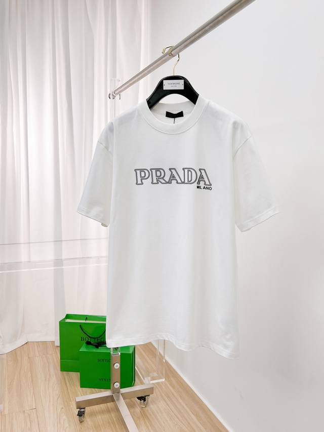 Prada 普拉达 新款短袖Yyds 日常出门闭眼搭 定制丝光弹力棉面料短袖T恤 魅力在于创造了简约奢华感的时尚,随意搭配感受英式风格独特气质. 宽松的版型展现