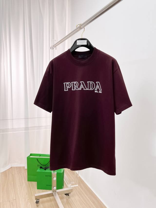 Prada 普拉达 新款短袖Yyds 日常出门闭眼搭 定制丝光弹力棉面料短袖T恤 魅力在于创造了简约奢华感的时尚,随意搭配感受英式风格独特气质. 宽松的版型展现