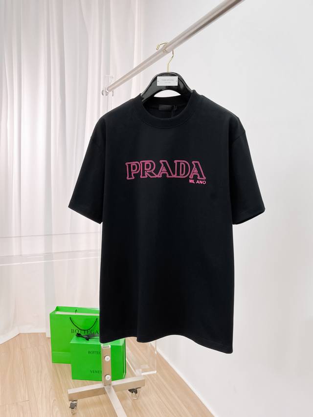 Prada 普拉达 新款短袖Yyds 日常出门闭眼搭 定制丝光弹力棉面料短袖T恤 魅力在于创造了简约奢华感的时尚,随意搭配感受英式风格独特气质. 宽松的版型展现