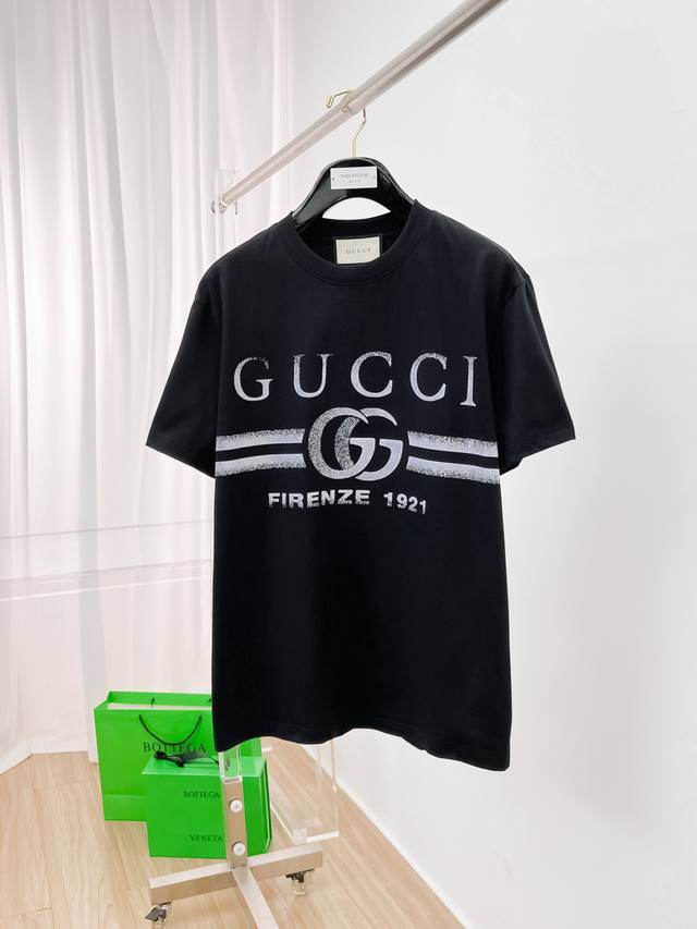 Gucci 古驰 支持年后退换 单穿打底都是首选 高定面料 240克纯棉 2025春夏新品短袖时尚经典圆领短袖时尚单品设计，更加时尚舒适，高标准定制，上身非常有