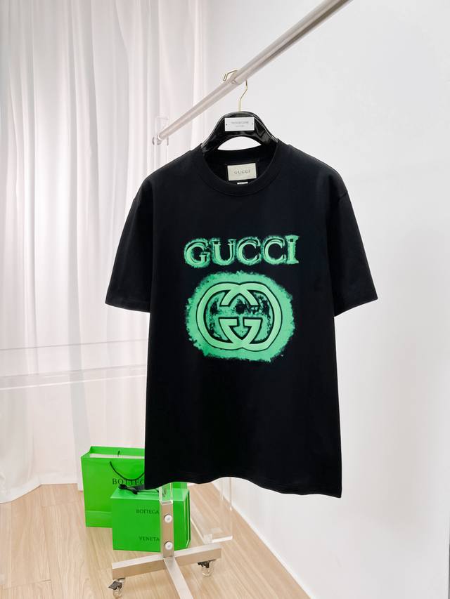 Gucci 古驰 支持年后退换 单穿打底都是首选 高定面料 240克纯棉 2025春夏新品短袖时尚经典圆领短袖时尚单品设计，更加时尚舒适，高标准定制，上身非常有