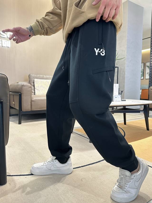 支持年后 Y-3 顶级货品 2024秋冬新款休闲裤！官网同步发售。品牌经典Logo休闲裤 ，定制面料，舒适度极好，手触感强烈。辨识度极高，完美品相工艺。 尺码：