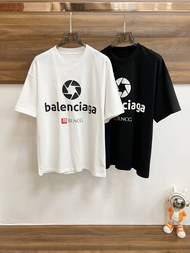 可年后！ 主推 Balenciaga 2025Ss早春新款发布新款圆领T恤，Logo刺绣，穿上就是舒适自在又显瘦的存在，慵懒而随性，结合干净简单的色系就特别耐看