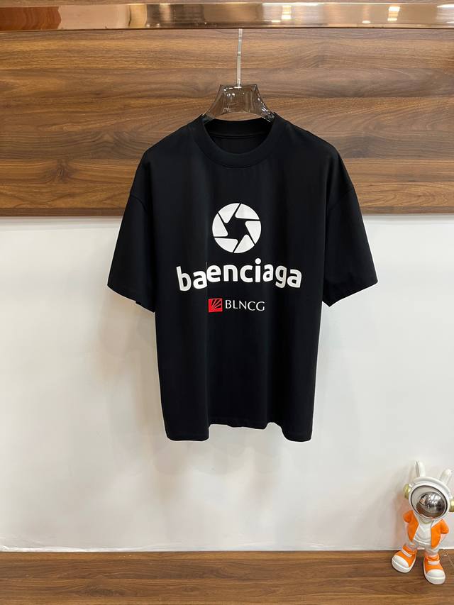 可年后！ 主推 Balenciaga 2025Ss早春新款发布新款圆领T恤，Logo刺绣，穿上就是舒适自在又显瘦的存在，慵懒而随性，结合干净简单的色系就特别耐看