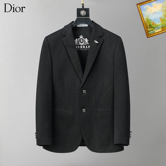 支持年后退换！ Dior 2025新品时尚男士西服贸易公司渠道货，人气极高的一款单品。通体的造型颇具设计感，在视觉方面足矣吸引眼球完美诠释了品牌的特质及灵魂所在