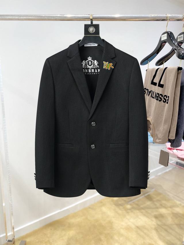 Dior 2024新品时尚男士西服贸易公司渠道货，人气极高的一款单品。通体的造型颇具设计感，在视觉方面足矣吸引眼球完美诠释了品牌的特质及灵魂所在。客供进口顶级面