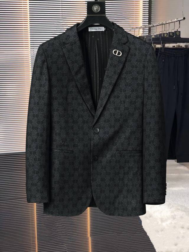 Dior 2024新品时尚男士西服贸易公司渠道货，人气极高的一款单品。通体的造型颇具设计感，在视觉方面足矣吸引眼球完美诠释了品牌的特质及灵魂所在。客供进口顶级面