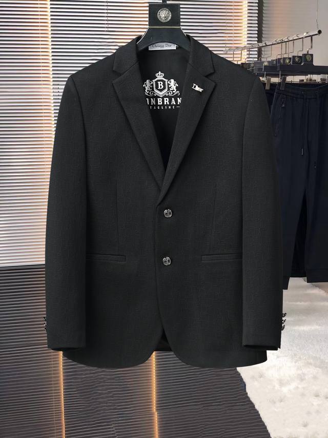 Dior 2024新品时尚男士西服贸易公司渠道货，人气极高的一款单品。通体的造型颇具设计感，在视觉方面足矣吸引眼球完美诠释了品牌的特质及灵魂所在。客供进口顶级面