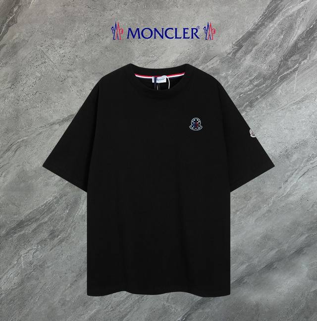 支持年后退换 Moncler~蒙口 2025新款高品质圆领短袖T恤 袖口车有进口绣花标 定制定染,手感非常舒服 超级百搭好看的一款短袖 三标齐全 非市场普通版本 - 点击图像关闭