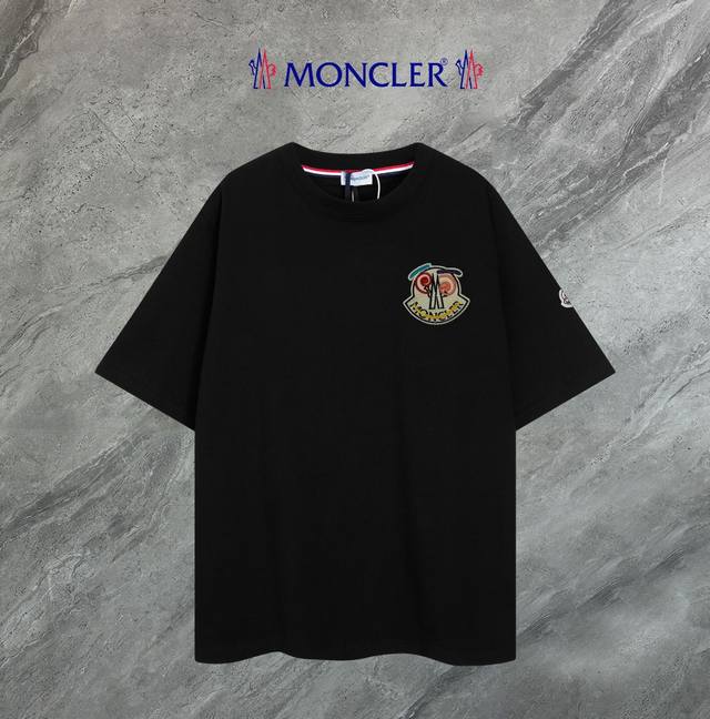 支持年后退换 Moncler~蒙口 2025新款高品质圆领短袖T恤 袖口车有进口绣花标 定制定染,手感非常舒服 超级百搭好看的一款短袖 三标齐全 非市场普通版本