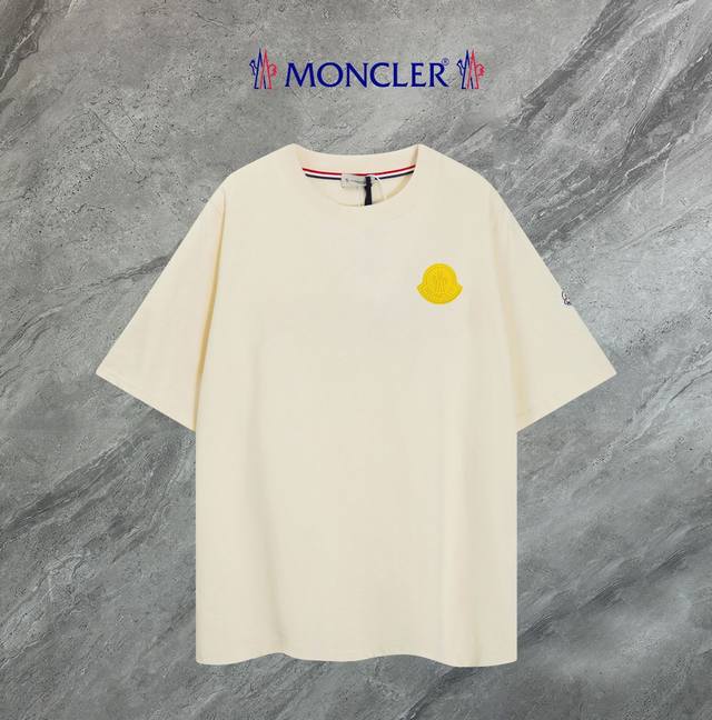 支持年后退换 Moncler~蒙口 2025新款高品质圆领短袖T恤 袖口车有进口绣花标 定制定染,手感非常舒服 超级百搭好看的一款短袖 三标齐全 非市场普通版本