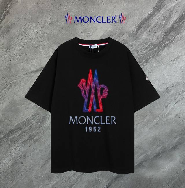 支持年后退换 Moncler~蒙口 2025新款高品质圆领短袖T恤 袖口车有进口绣花标 定制定染,手感非常舒服 超级百搭好看的一款短袖 三标齐全 非市场普通版本