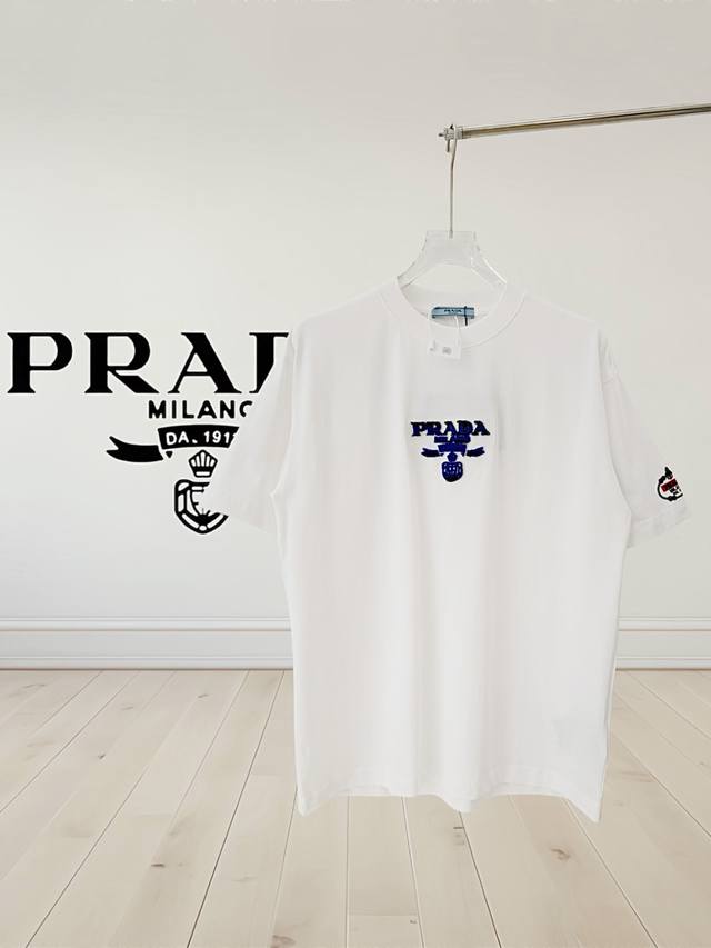 高品质］Prada 普拉达 25Ss年夏季新款 胸前渐变字母Logo牙刷绣和袖子经典Logo刺绣，采用280克双股32支紧密双纱全棉面料，面料柔软 时尚百搭 三 - 点击图像关闭