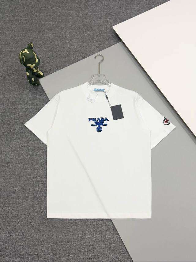 高品质］Prada 普拉达 25Ss年夏季新款 胸前渐变字母Logo牙刷绣和袖子经典Logo刺绣，采用280克双股32支紧密双纱全棉面料，面料柔软 时尚百搭 三