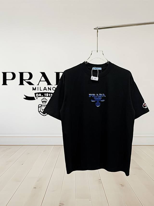 高品质］Prada 普拉达 25Ss年夏季新款 胸前渐变字母Logo牙刷绣和袖子经典Logo刺绣，采用280克双股32支紧密双纱全棉面料，面料柔软 时尚百搭 三 - 点击图像关闭