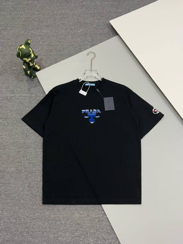 高品质］Prada 普拉达 25Ss年夏季新款 胸前渐变字母Logo牙刷绣和袖子经典Logo刺绣，采用280克双股32支紧密双纱全棉面料，面料柔软 时尚百搭 三