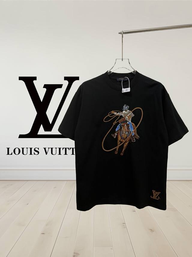 高版本]Louis Vuitton*路易威登 西部牛仔系列刺绣短袖 T恤 *宽松版型 客供订织32支双纱280克纯棉面料 此面料要明显好于普通纱的面料 由于纱线