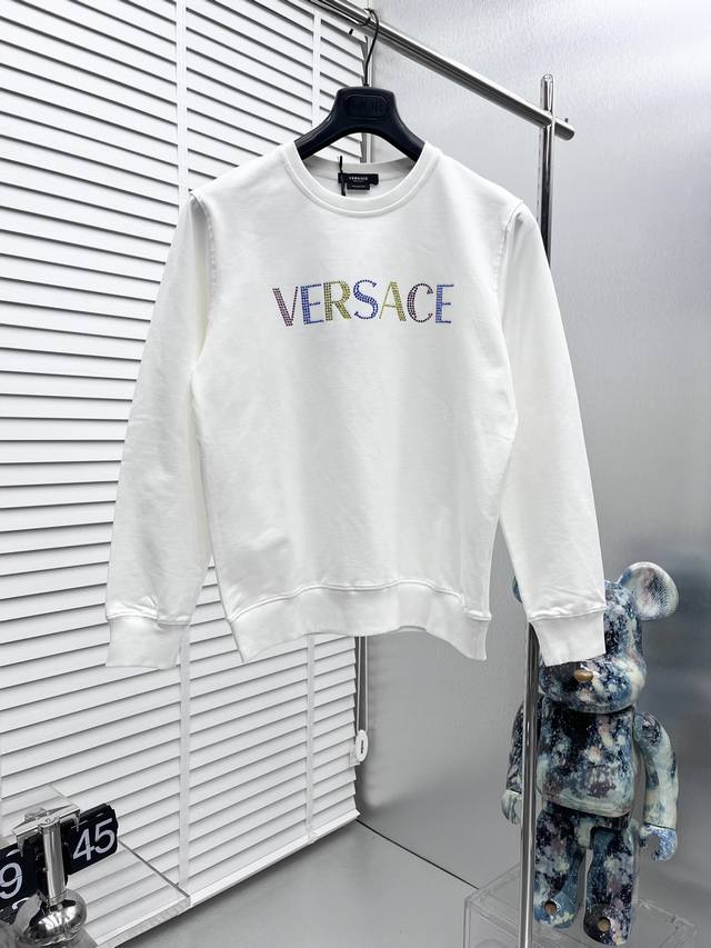 支持年后退换。 Versace*Fw秋冬新款，字母烫钻圆领卫衣，定制面料，细节到位，采用高克重全棉面料，舒适透气性极佳，经过洗水处理，手感更加舒适，三标齐全 颜