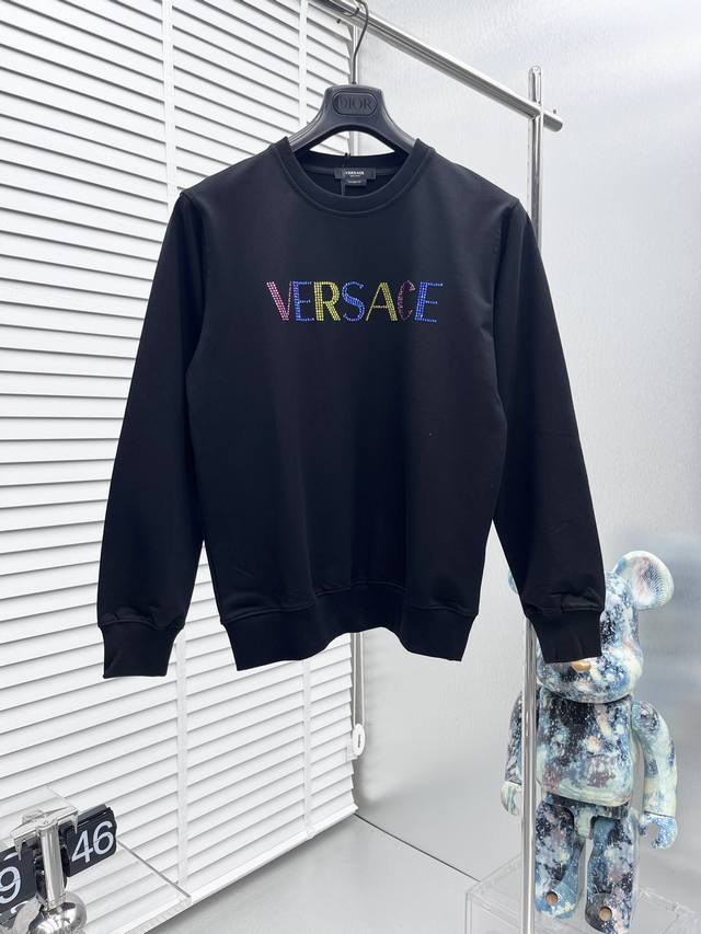 支持年后退换。 Versace*Fw秋冬新款，字母烫钻圆领卫衣，定制面料，细节到位，采用高克重全棉面料，舒适透气性极佳，经过洗水处理，手感更加舒适，三标齐全 颜