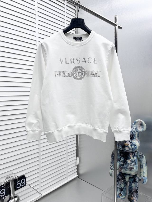 支持年后退换。 Versace*Fw秋冬新款，美杜莎烫钻圆领卫衣，定制面料，细节到位，采用高克重全棉面料，舒适透气性极佳，经过洗水处理，手感更加舒适，三标齐全