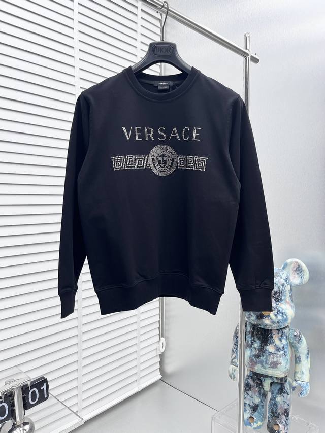 支持年后退换。 Versace*Fw秋冬新款，美杜莎烫钻圆领卫衣，定制面料，细节到位，采用高克重全棉面料，舒适透气性极佳，经过洗水处理，手感更加舒适，三标齐全