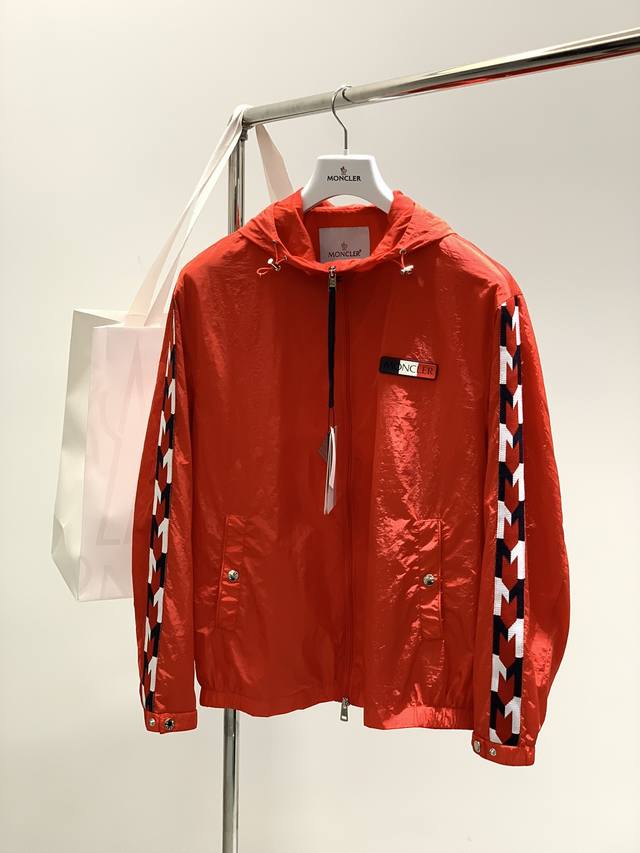 支持年后退换， ，Moncler 蒙口，2024秋季最新品，专柜同步有售，原单狠货，时尚休闲连帽外套，上身舒适！吸睛而有亮点，采用进口原版面料，顶级印胶工艺字母