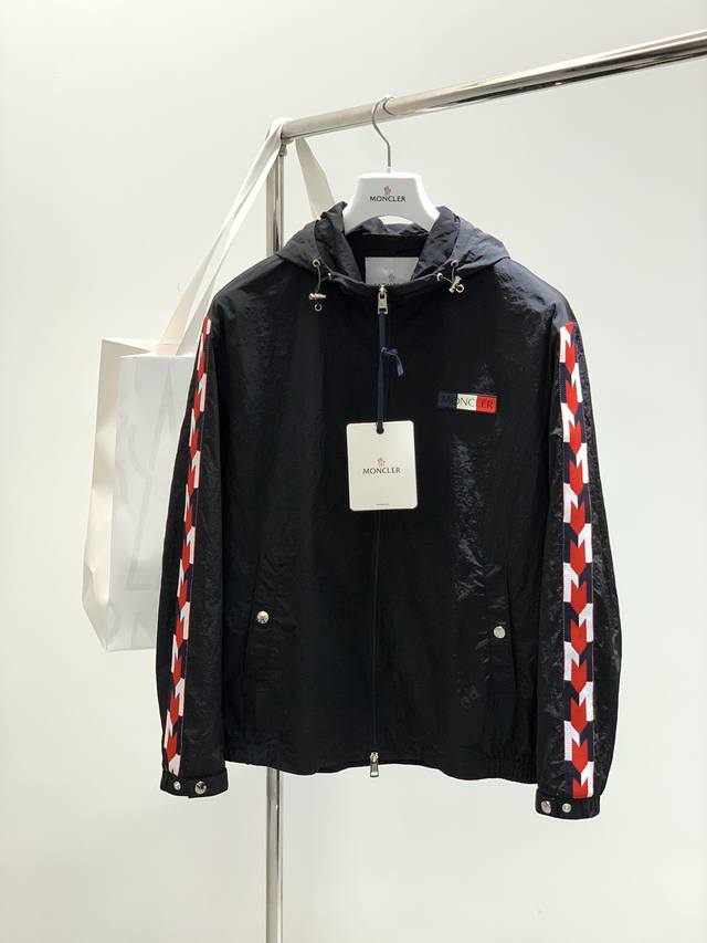 支持年后退换， ，Moncler 蒙口，2024秋季最新品，专柜同步有售，原单狠货，时尚休闲连帽外套，上身舒适！吸睛而有亮点，采用进口原版面料，顶级印胶工艺字母