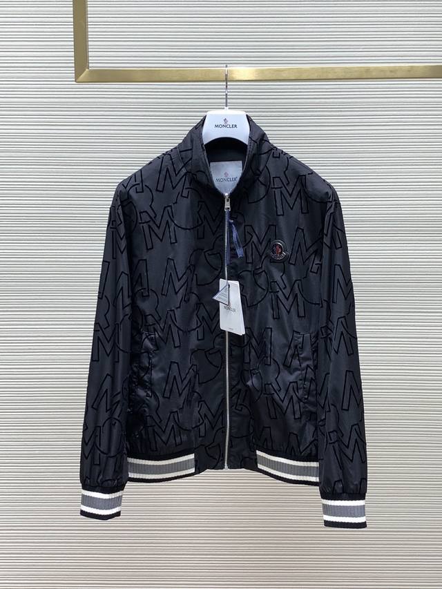 支持年后退换， Moncler 蒙口，2024秋冬最新品，专柜同步有售，原单狠货，时尚休闲立领外套，上身舒适！吸睛而有亮点，采用进口原版面料，顶级印花工艺字母图