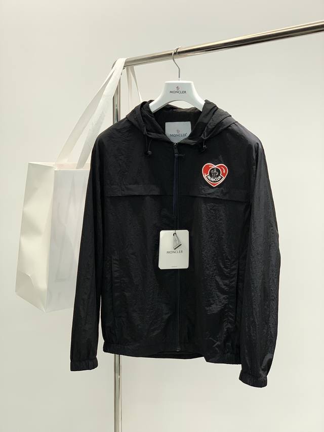 支持年后退换， ，Moncler 蒙口，2024秋季最新品，专柜同步有售，原单狠货，时尚休闲连帽外套，上身舒适！吸睛而有亮点，采用进口原版面料，精致植绒工艺字母