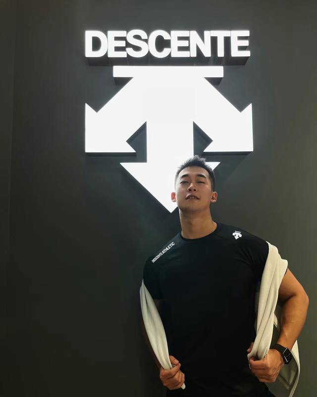 支持年后售后！ 。 Descent*迪桑-特基础款T恤.24S新款男女同款！纯色系推荐！肩膀两侧经典标识.3D烫画设计.简单高级.质感极好舒适又透气.让人过目难