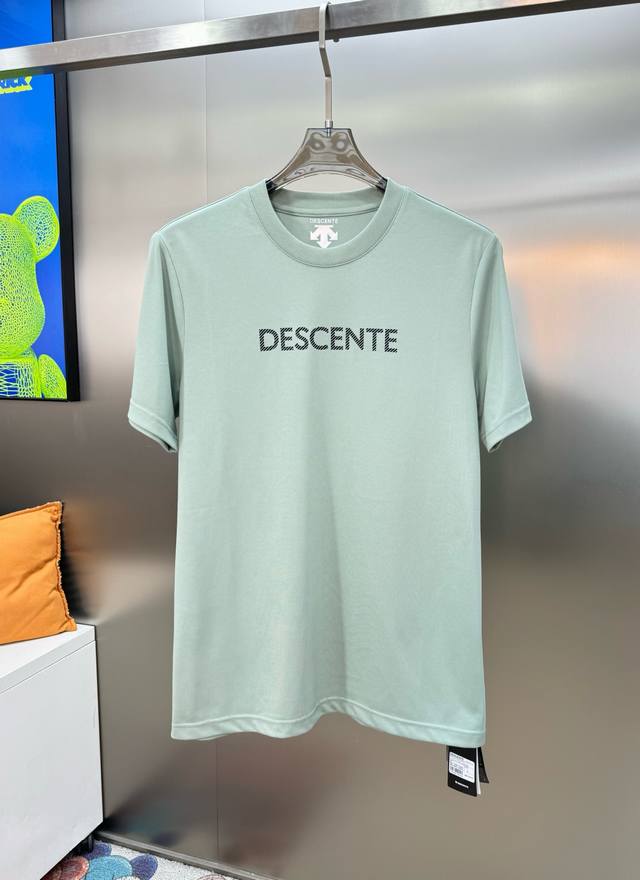 支持年后售后！ 。 Descent*迪桑-特基础款T恤.24S新款男女同款！纯色系推荐！胸口经典标识.3D烫画设计.简单高级.质感极好舒适又透气.让人过目难忘！