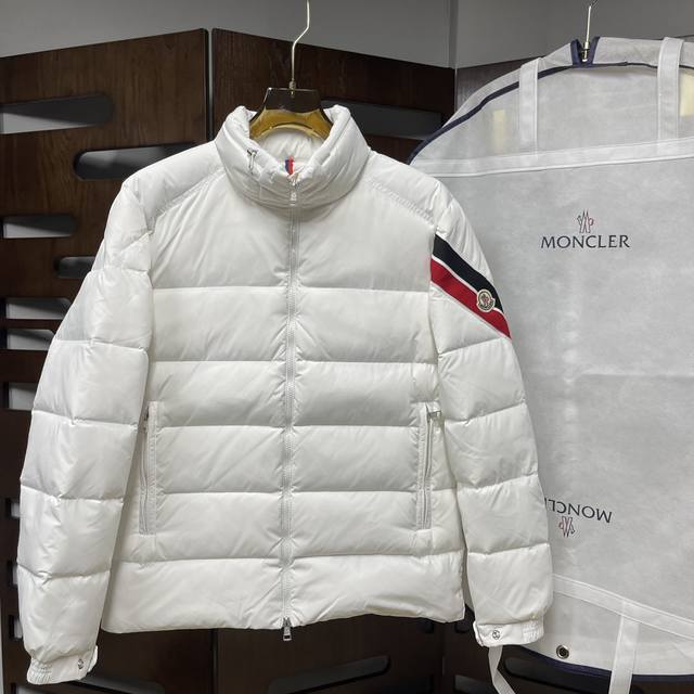 支持年后退换 蒙口 顶级原版 Moncler 秋冬新款羽绒服，国标95绒，充绒量蓬松饱满，上身轻盈不负重，市面独家使用里外100%锦纶：市面最顶级没有之一，一切