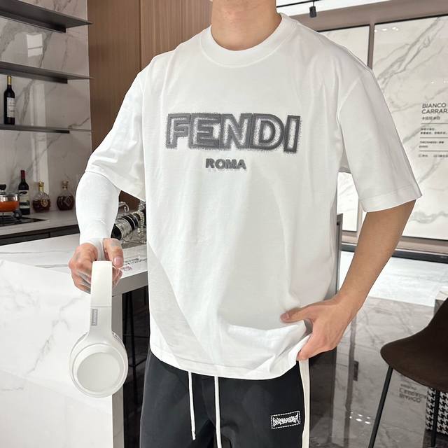 支持年后 Fend1* 顶级货品2025春夏新款首发专柜最新款短袖圆领T恤 高端订制 设计前卫时尚！品牌Logo重工艺设计 高端定制260克面料.手感柔软.穿着