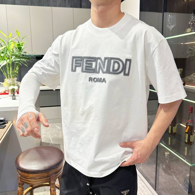 支持年后 Fend1* 顶级货品2025春夏新款首发专柜最新款短袖圆领T恤 高端订制 设计前卫时尚！品牌Logo重工艺设计 高端定制260克面料.手感柔软.穿着