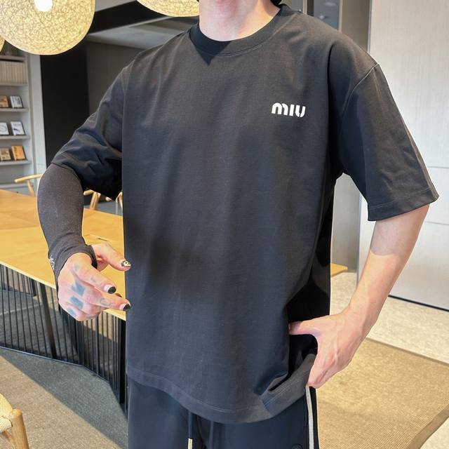 Miu* 顶级版本 2024秋冬新品加厚290克短袖 火爆上市啦 定制顶级优选洗水棉面料 上身舒适度高 专柜同款装饰 轻奢内敛低调奢华 内搭外穿轻松驾驭不挑人