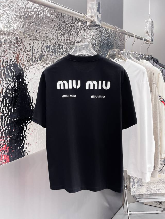 支持年后 Miu* 顶级版本 2024秋冬新品加厚290克短袖 火爆上市啦 定制顶级优选洗水棉面料 上身舒适度高 专柜同款装饰 轻奢内敛低调奢华 内搭外穿轻松驾