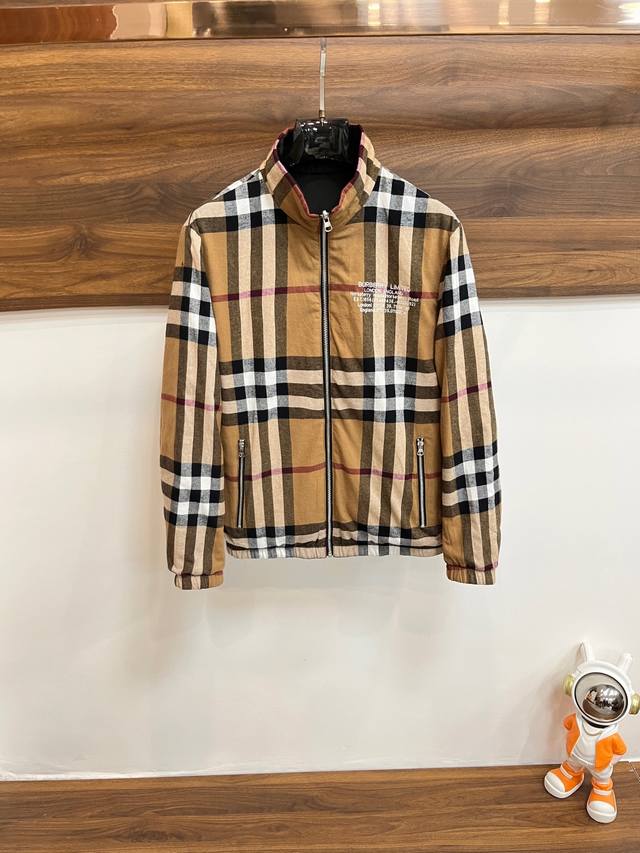 可年后！ 主推 Burberry 2025Ss早春新款发布巴宝莉立领夹克外套，双面穿春季爆款外套，穿上就是舒适自在又显瘦的存在，慵懒而随性，结合干净简单的色系就 - 点击图像关闭