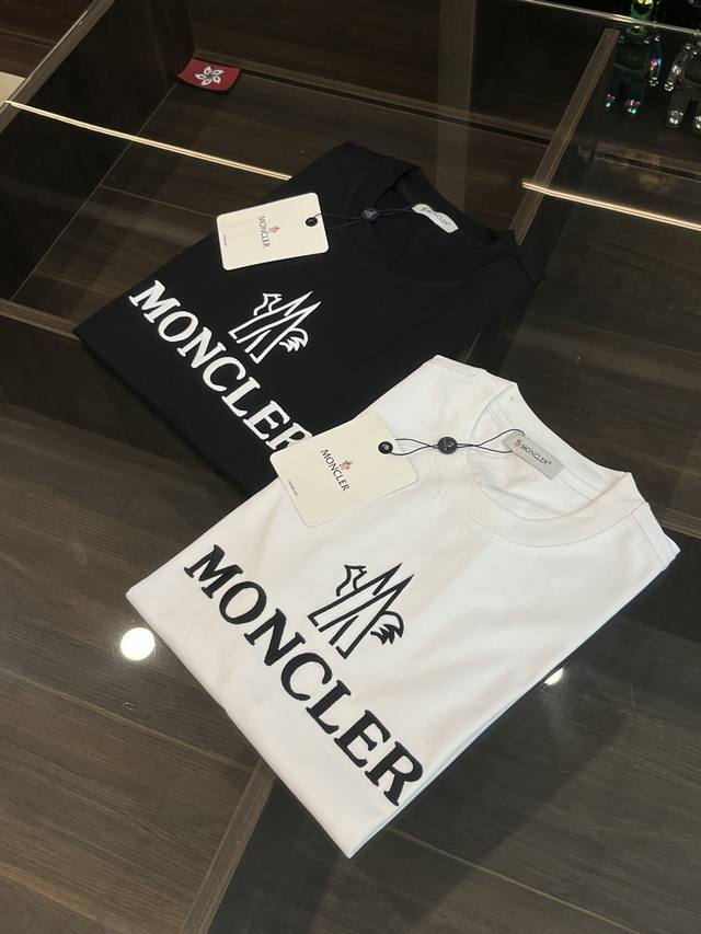 可年后！ 主推 Moncler 2025Ss早春新款发布蒙口新款圆领短袖T恤，丝光芒时尚印花系列短袖！穿上就是舒适自在又显瘦的存在，慵懒而随性，结合干净简单的色