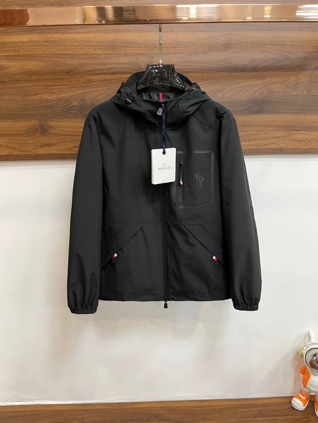 可年后！ 主推 Moncler 2025Ss早春新款发布蒙口连帽夹克外套，春季爆款外套，穿上就是舒适自在又显瘦的存在，慵懒而随性，结合干净简单的色系就特别耐看，