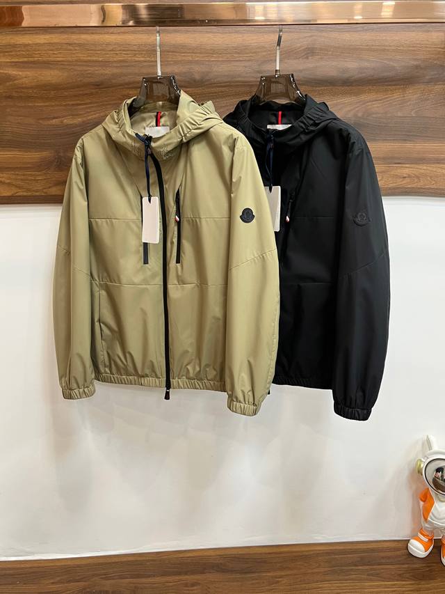 可年后！ 主推 Moncler 2025Ss早春新款发布蒙口连帽夹克外套，春季爆款外套，穿上就是舒适自在又显瘦的存在，慵懒而随性，结合干净简单的色系就特别耐看，