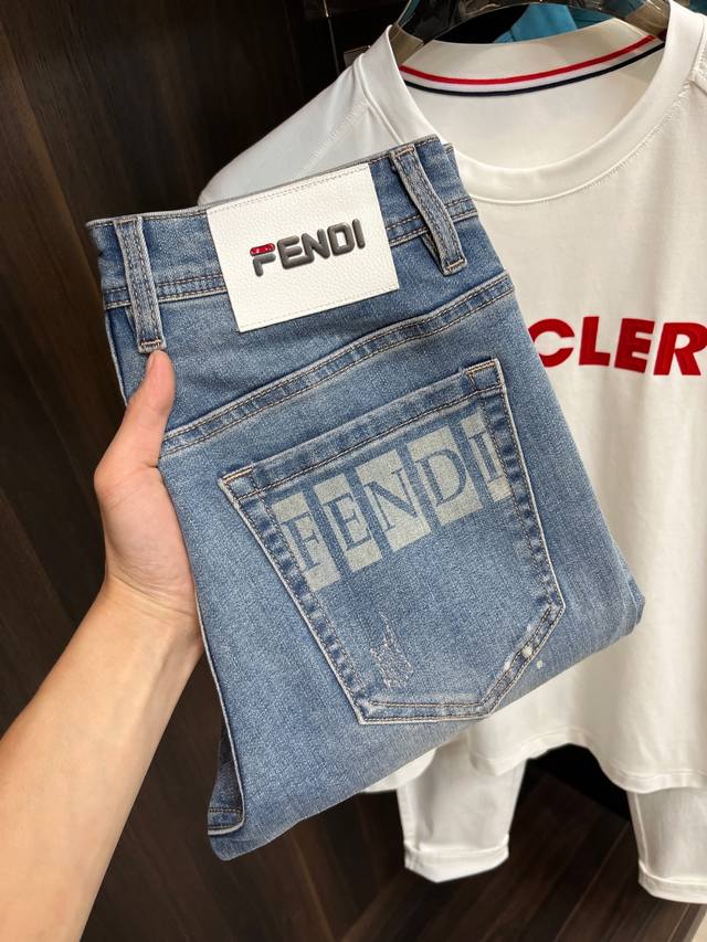 可年后！ 主推 Fendi 独家专供新款芬迪潮男时尚休闲牛仔裤，高端欧版原单裤子，潮流时尚休闲裤子 透气舒适度高，细节无可挑剔，品牌元素设计理念，体现高品质。呈