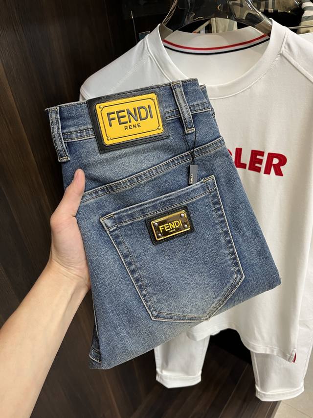 可年后！ 主推 Fendi 独家专供新款芬迪潮男时尚休闲牛仔裤，高端欧版原单裤子，潮流时尚休闲裤子 透气舒适度高，细节无可挑剔，品牌元素设计理念，体现高品质。呈