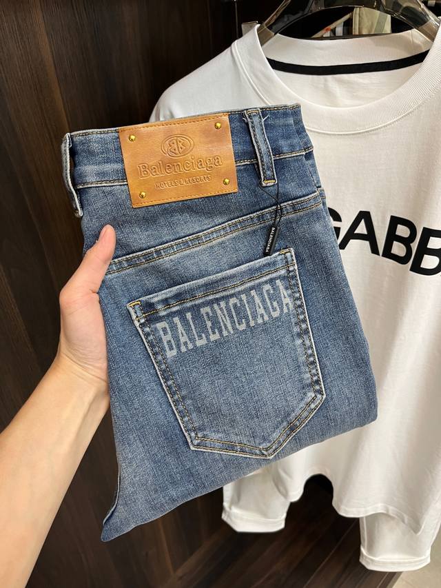 可年后！ 主推 Balenciaga 独家专供新款普拉达潮男时尚休闲牛仔裤，高端欧版原单裤子，潮流时尚休闲裤子 透气舒适度高，细节无可挑剔，品牌元素设计理念，体 - 点击图像关闭