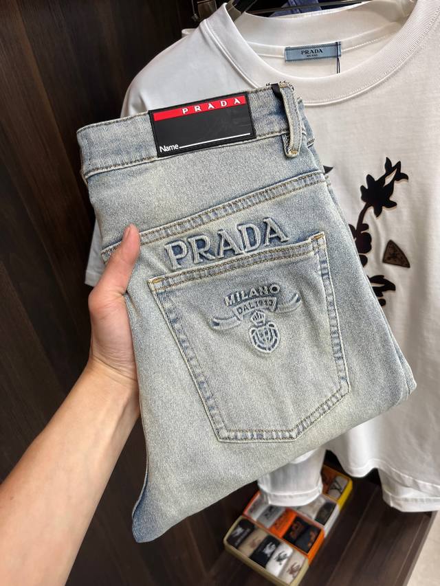 可年后！ 主推 Prada 独家专供新款普拉达潮男时尚休闲牛仔裤，高端欧版原单裤子，潮流时尚休闲裤子 透气舒适度高，细节无可挑剔，品牌元素设计理念，体现高品质。 - 点击图像关闭